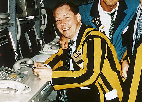 Alt text: Nick Leeson ในเสื้อแจ็กเกตเทรดเดอร์สีเหลืองที่ตลาด SIMEX สิงคโปร์ ก่อนเหตุการณ์ล่มสลายของ Barings Bank